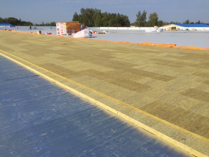 Пароизоляция плоских кровель: требования, риски и современные решения
