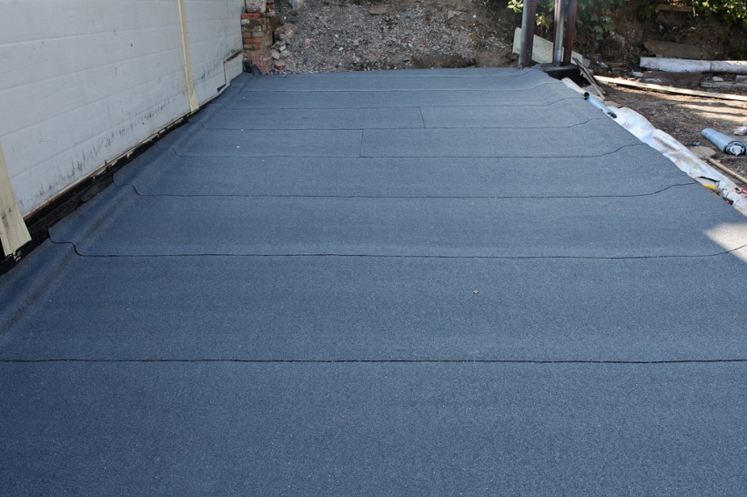 Стройка без сложностей: Преимущества рулонных кровельных материалов в малоэтажном строительстве