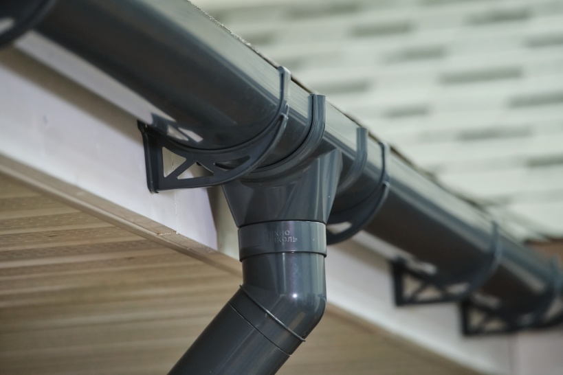 Современная водосточная система: защита фундамента, фасада и комфорт жильцов