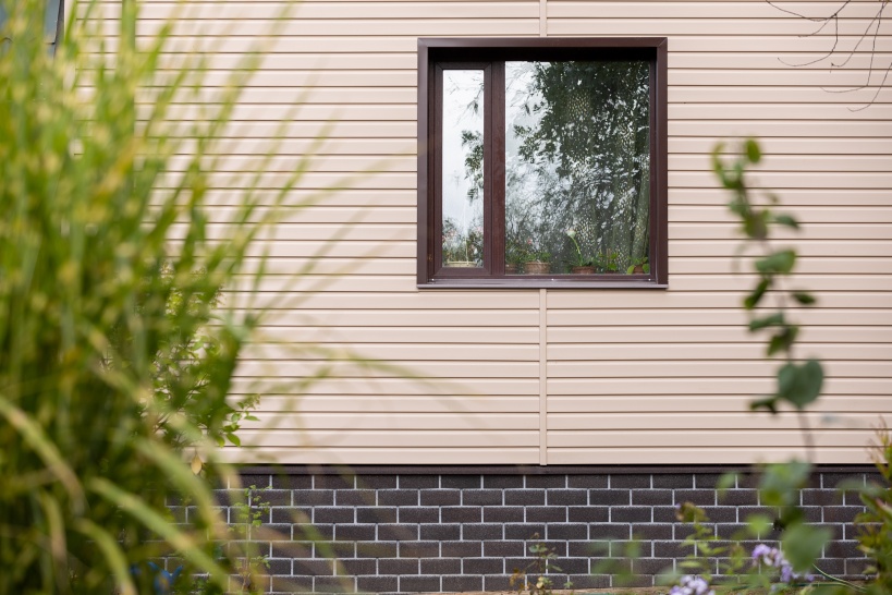 Надежность в деталях: Как выбрать сайдинг, который прослужит decades