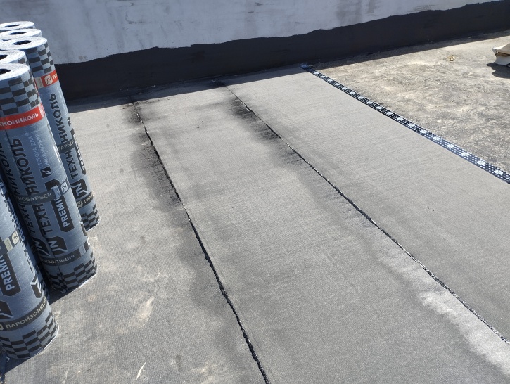 Гидроизоляция коттеджа: Как выбрать правильные рулонные материалы для ваших задач